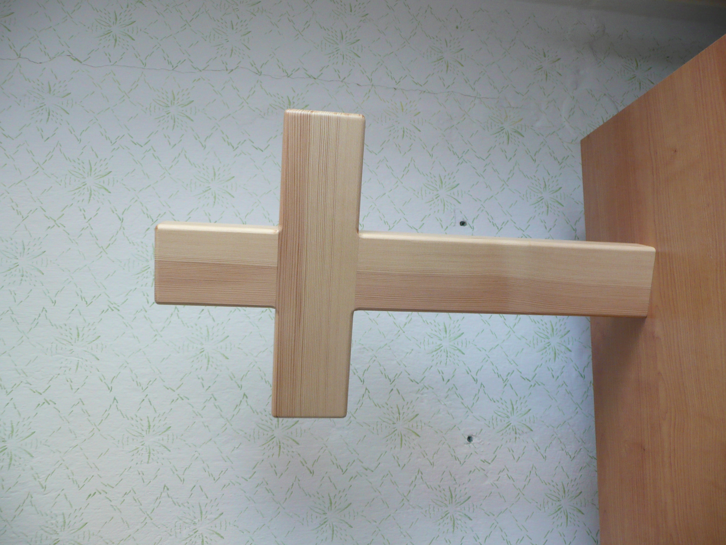 kříž z borovice lakovaný